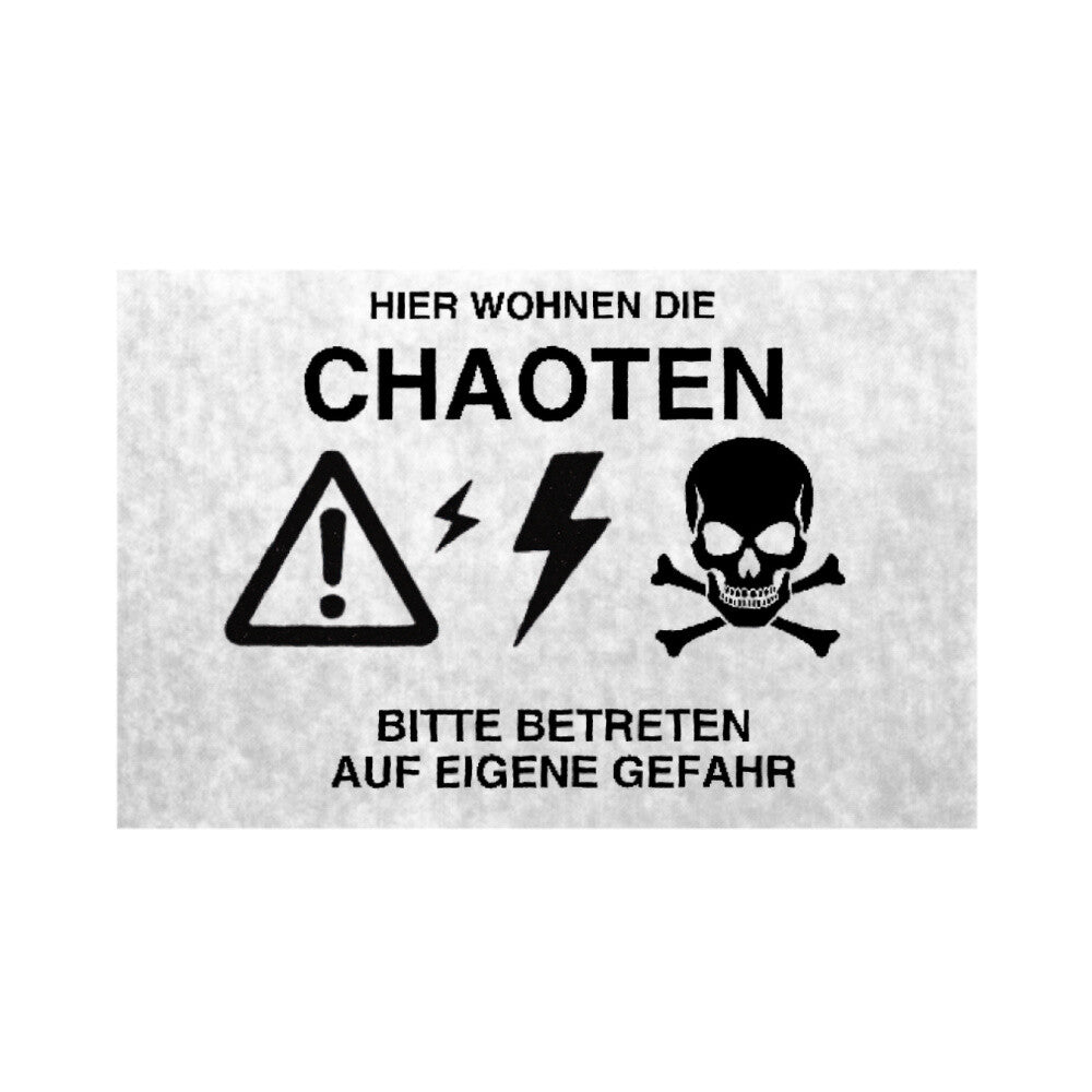 Fußmatte weiss mit lustigem Spruch Hier wohnen die Chaoten Bitte betreten auf eigene Gefahr mit Totenkopf Aufdruck Blitz Warndreieck mit ausrufe Zeichen