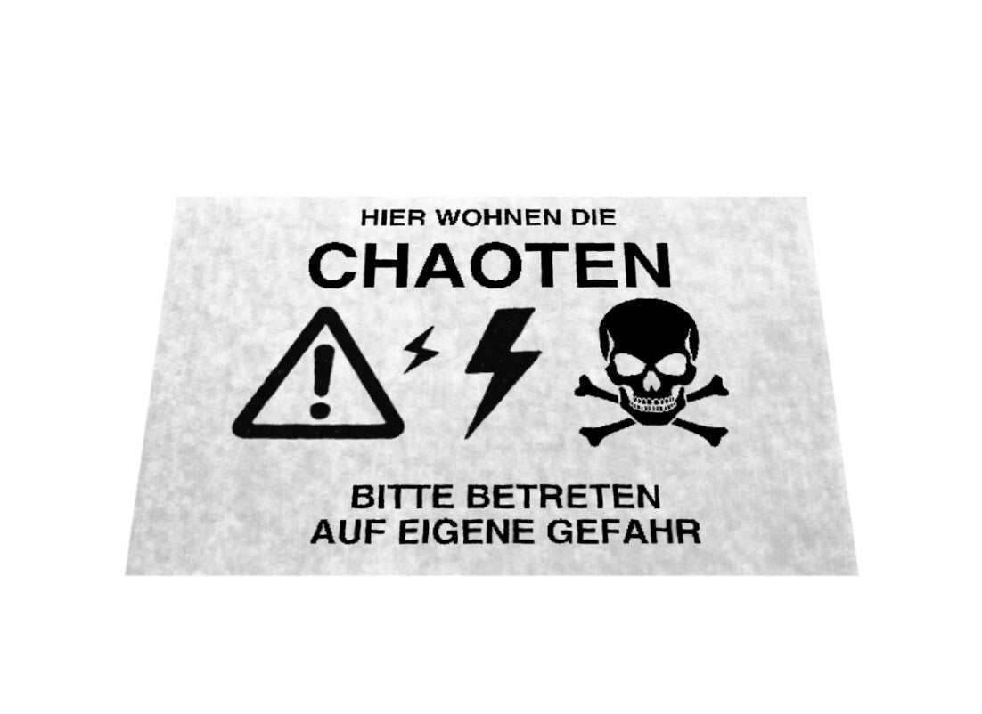 Fußmatte weiss mit lustigem Spruch Hier wohnen die Chaoten Bitte betreten auf eigene Gefahr mit Totenkopf Aufdruck Blitz Warndreieck mit ausrufe Zeichen