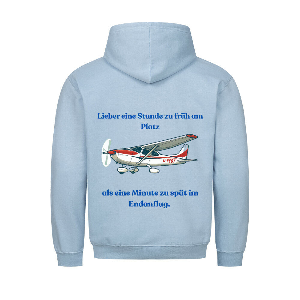 Hoodie mit vorne dem Aufdruck Pilot auf der Rückseite ist ein Flugzeug abgebildet mit der Kennung D-EEQT und der Spruch: Lieber eine Stunde früher am Platz, als eine Minute zu spät im Endanflug. - Farbe Babyblau