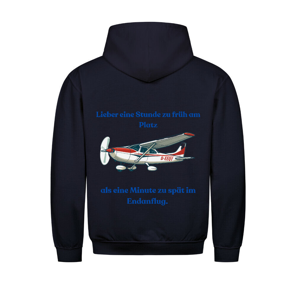 Hoodie mit vorne dem Aufdruck Pilot auf der Rückseite ist ein Flugzeug abgebildet mit der Kennung D-EEQT und der Spruch: Lieber eine Stunde früher am Platz, als eine Minute zu spät im Endanflug. - Farbe New  French Navy