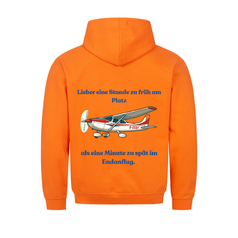 Hoodie mit vorne dem Aufdruck Pilot auf der Rückseite ist ein Flugzeug abgebildet mit der Kennung D-EEQT und der Spruch: Lieber eine Stunde früher am Platz, als eine Minute zu spät im Endanflug. - Farbe orange