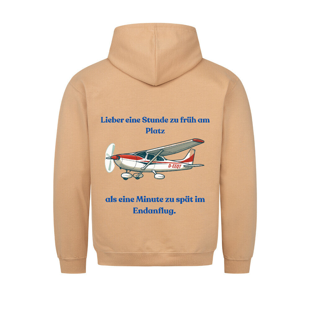 Hoodie mit vorne dem Aufdruck Pilot auf der Rückseite ist ein Flugzeug abgebildet mit der Kennung D-EEQT und der Spruch: Lieber eine Stunde früher am Platz, als eine Minute zu spät im Endanflug. - Farbe sand