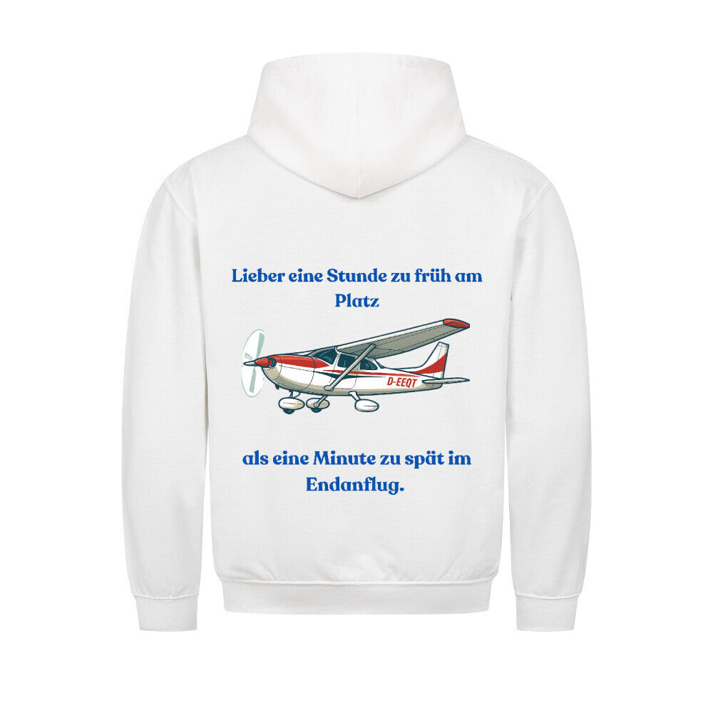 Hoodie mit vorne dem Aufdruck Pilot auf der Rückseite ist ein Flugzeug abgebildet mit der Kennung D-EEQT und der Spruch: Lieber eine Stunde früher am Platz, als eine Minute zu spät im Endanflug. - Farbe weiß