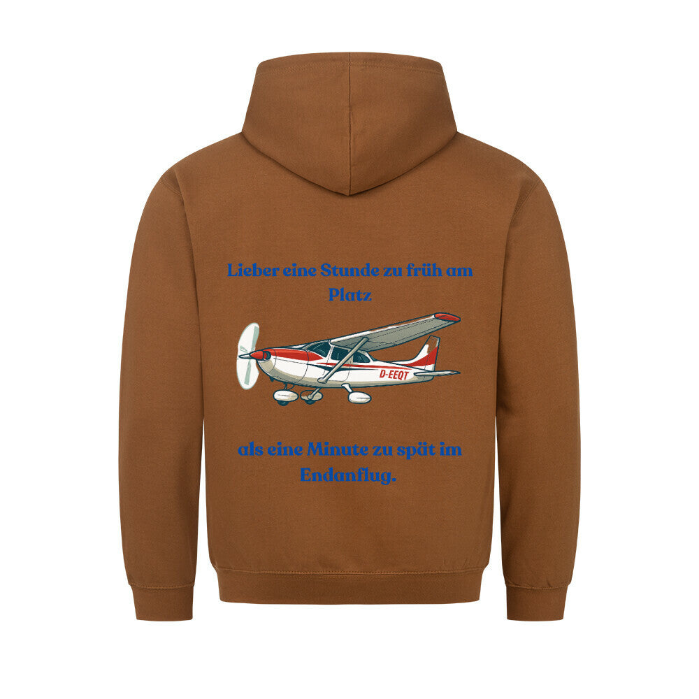 Hoodie mit vorne dem Aufdruck Pilot auf der Rückseite ist ein Flugzeug abgebildet mit der Kennung D-EEQT und der Spruch: Lieber eine Stunde früher am Platz, als eine Minute zu spät im Endanflug. - Farbe  caramel toffee