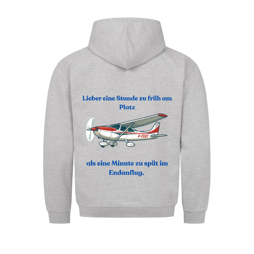 Hoodie mit vorne dem Aufdruck Pilot auf der Rückseite ist ein Flugzeug abgebildet mit der Kennung D-EEQT und der Spruch: Lieber eine Stunde früher am Platz, als eine Minute zu spät im Endanflug. - Farbe  grau