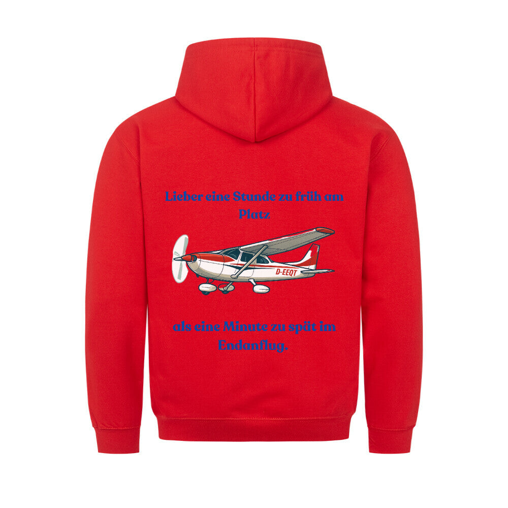 Hoodie mit vorne dem Aufdruck Pilot auf der Rückseite ist ein Flugzeug abgebildet mit der Kennung D-EEQT und der Spruch: Lieber eine Stunde früher am Platz, als eine Minute zu spät im Endanflug. - Farbe rot