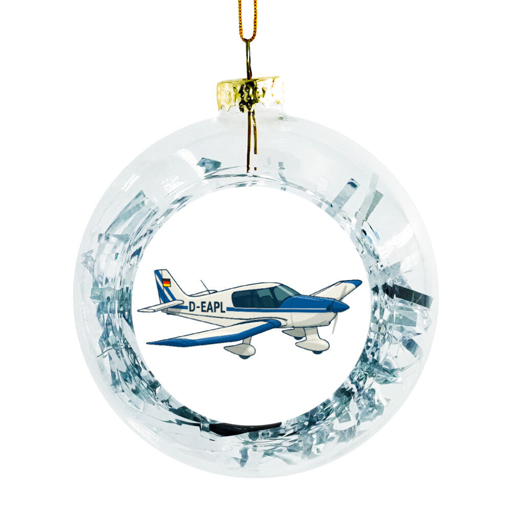 Weihnachtskugel mit einem Flugzeug abgebildete und Folienstreifen in Silber
