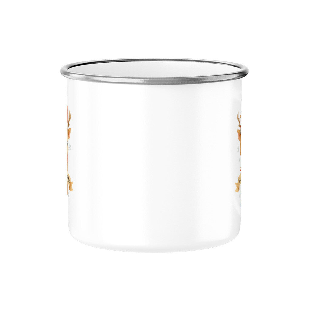 Baby-Reh in Aquarell mit Weihnachtsmütze und Schal, umgeben von Schneeflocken, auf weißer Emaille-Tasse mit „Frohe Weihnachten“-Banner.