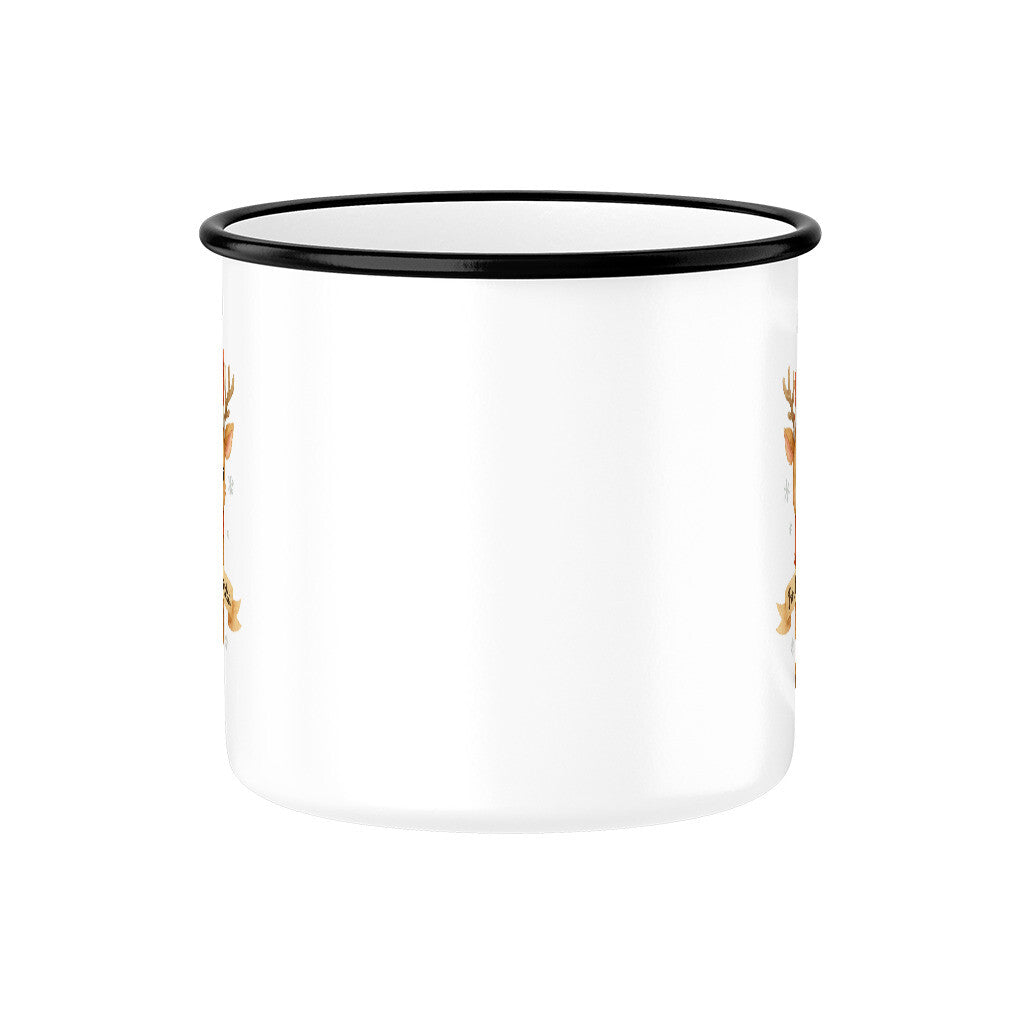 Baby-Reh in Aquarell mit Weihnachtsmütze und Schal, umgeben von Schneeflocken, auf weißer Emaille-Tasse mit „Frohe Weihnachten“-Banner.