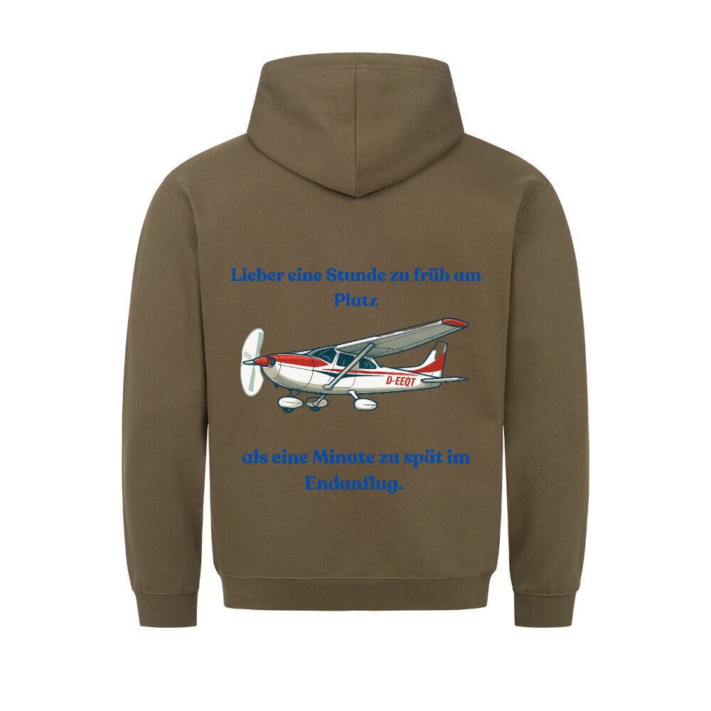 Hoodie mit vorne dem Aufdruck Pilot auf der Rückseite ist ein Flugzeug abgebildet mit der Kennung D-EEQT und der Spruch: Lieber eine Stunde früher am Platz, als eine Minute zu spät im Endanflug. - Farbe olive