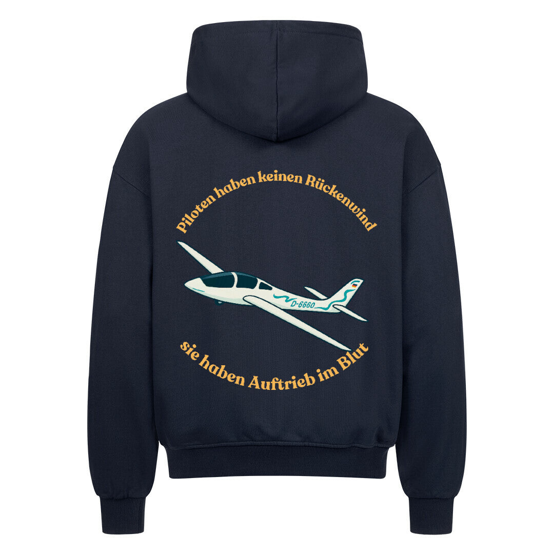 VACANCY Oversized Zippe Hoodie auf der Vorderseite links oben ist ein abgebildetes Segelflugzeug  mit der Kennung D-6660 auf der Rückseite sieht man das Segelflugzeug noch vergrößert mit gebogenen Schriftzug mit den Satz: Piloten haben kein Rückenwind sie haben Auftrieb im Blut - Farbe French Navy , Schriftzug gelb 