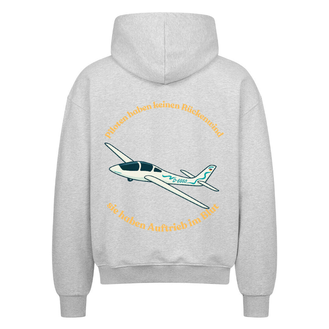 VACANCY Oversized Zippe Hoodie auf der Vorderseite links oben ist ein abgebildetes Segelflugzeug  mit der Kennung D-6660 auf der Rückseite sieht man das Segelflugzeug noch vergrößert mit gebogenen Schriftzug mit den Satz: Piloten haben kein Rückenwind sie haben Auftrieb im Blut - Farbe grau, Schriftzug gelb 