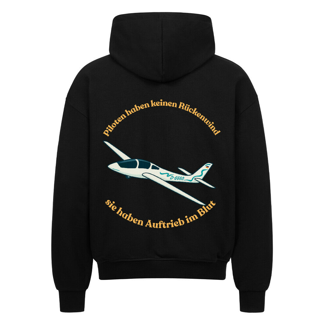 VACANCY Oversized Zippe Hoodie auf der Vorderseite links oben ist ein abgebildetes Segelflugzeug  mit der Kennung D-6660 auf der Rückseite sieht man das Segelflugzeug noch vergrößert mit gebogenen Schriftzug mit den Satz: Piloten haben kein Rückenwind sie haben Auftrieb im Blut - Farbe schwarz 