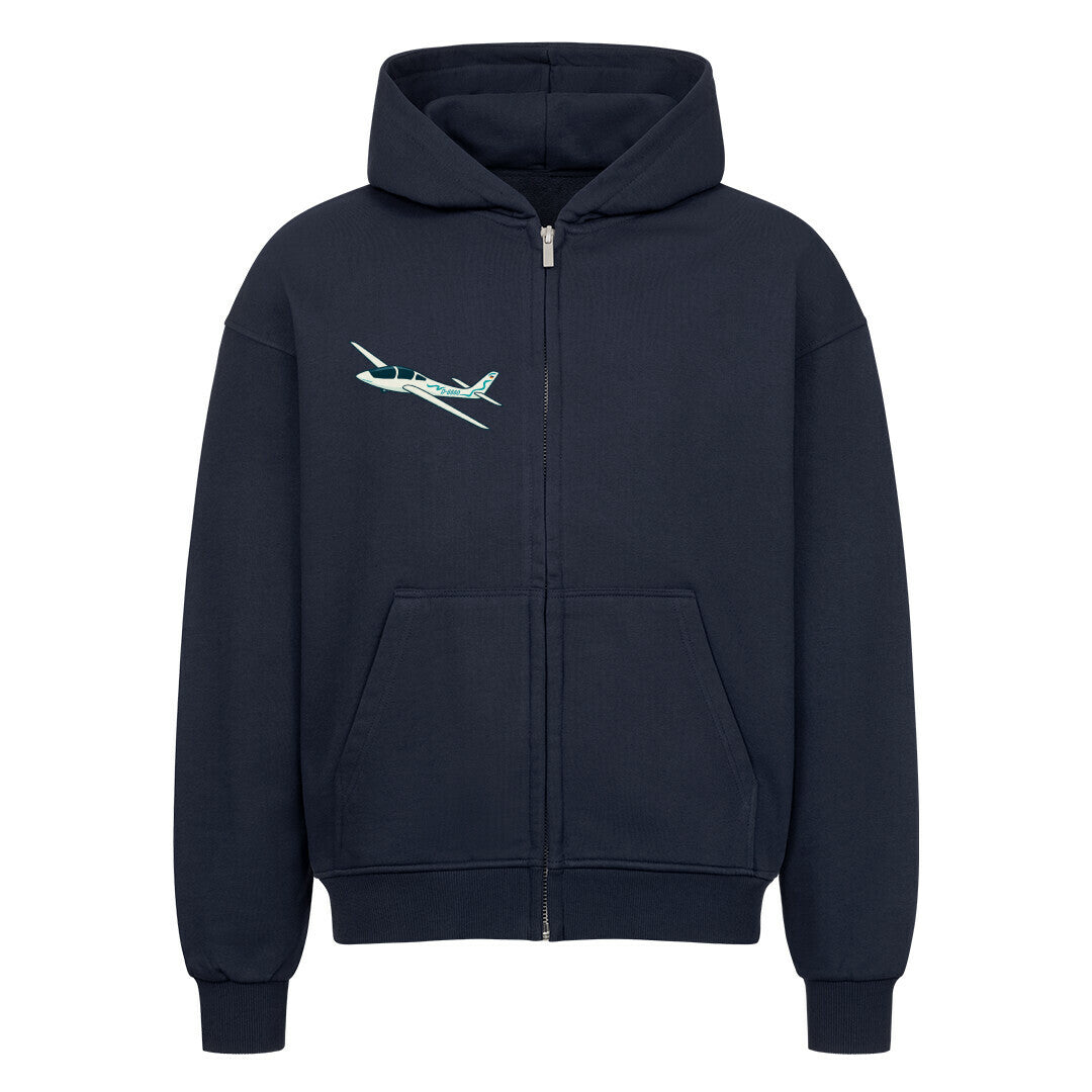 VACANCY Oversized Zippe Hoodie auf der Vorderseite links oben ist ein abgebildetes Segelflugzeug  mit der Kennung D-6660 auf der Rückseite sieht man das Segelflugzeug noch vergrößert mit gebogenen Schriftzug mit den Satz: Piloten haben kein Rückenwind sie haben Auftrieb im Blut - Farbe French Navy , Schriftzug gelb 