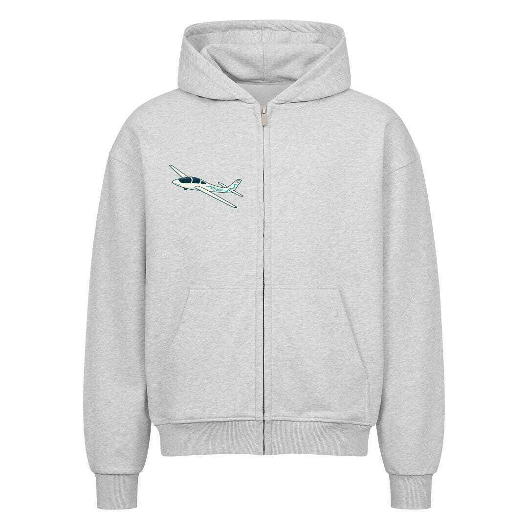 VACANCY Oversized Zippe Hoodie auf der Vorderseite links oben ist ein abgebildetes Segelflugzeug  mit der Kennung D-6660 auf der Rückseite sieht man das Segelflugzeug noch vergrößert mit gebogenen Schriftzug mit den Satz: Piloten haben kein Rückenwind sie haben Auftrieb im Blut - Farbe grau, Schriftzug gelb 