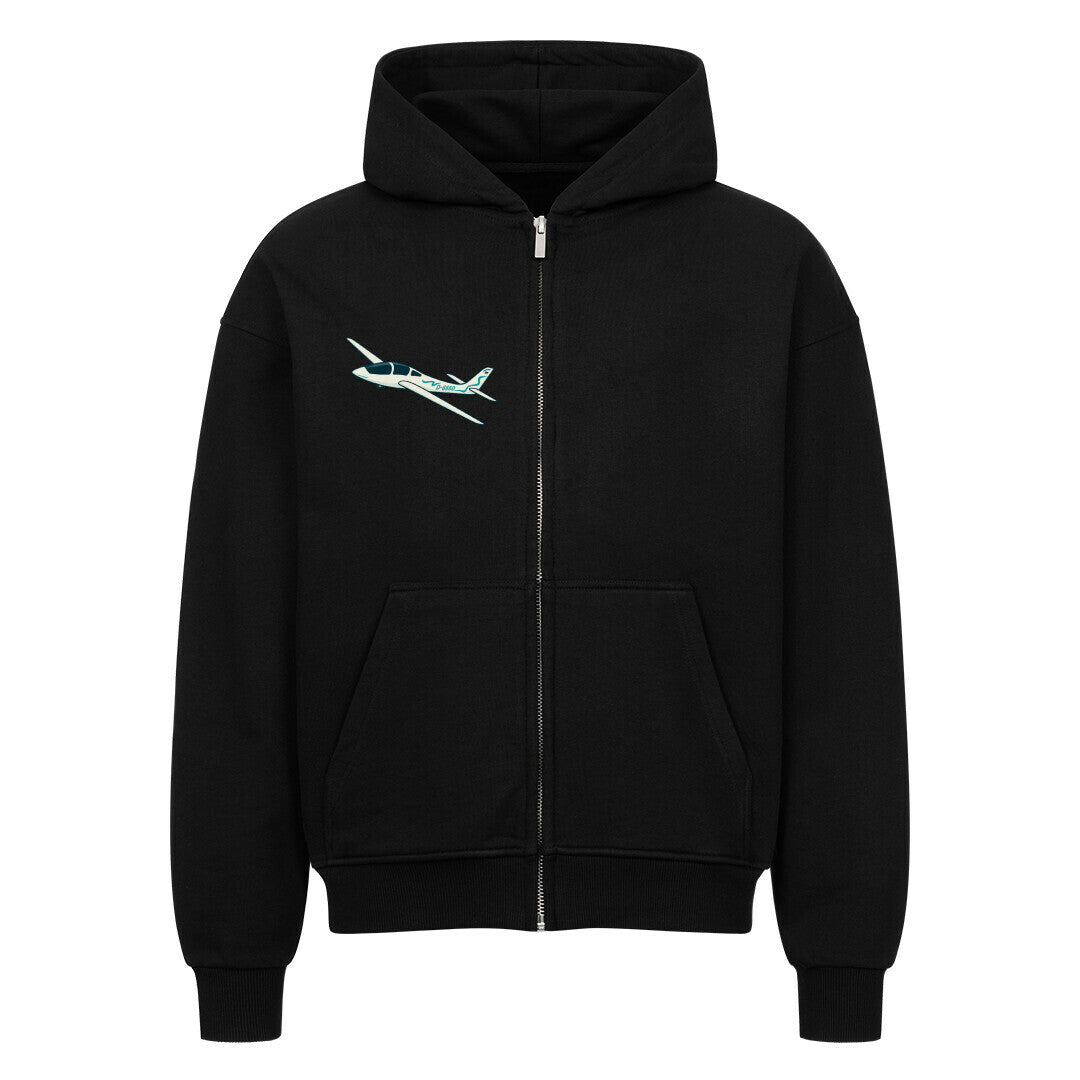 VACANCY Oversized Zippe Hoodie auf der Vorderseite links oben ist ein abgebildetes Segelflugzeug  mit der Kennung D-6660 auf der Rückseite sieht man das Segelflugzeug noch vergrößert mit gebogenen Schriftzug mit den Satz: Piloten haben kein Rückenwind sie haben Auftrieb im Blut - Farbe schwarz 
