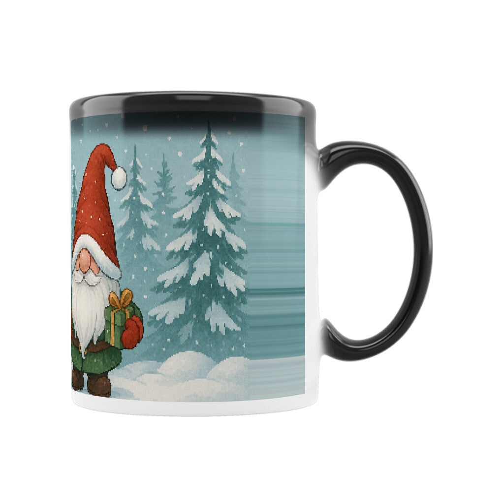 Niedliche Weihnachtsillustration mit einem Schneemann und einem Wichtel, die nebeneinander in einem verschneiten Winterwald stehen. Der Schneemann trägt einen Schal und der Wichtel hält ein Geschenk, während Schneeflocken fallen.