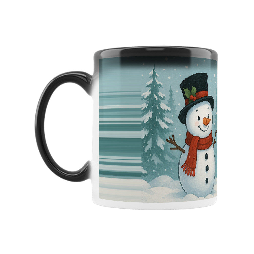 Niedliche Weihnachtsillustration mit einem Schneemann und einem Wichtel, die nebeneinander in einem verschneiten Winterwald stehen. Der Schneemann trägt einen Schal und der Wichtel hält ein Geschenk, während Schneeflocken fallen.