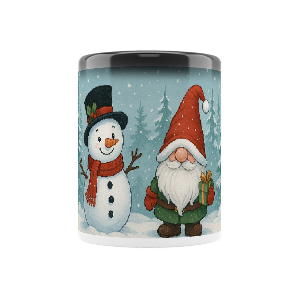 Niedliche Weihnachtsillustration mit einem Schneemann und einem Wichtel, die nebeneinander in einem verschneiten Winterwald stehen. Der Schneemann trägt einen Schal und der Wichtel hält ein Geschenk, während Schneeflocken fallen.